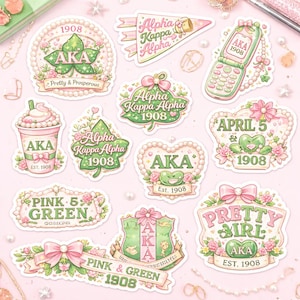 以下が含まれることがあります： 自然な仕上がりの手作り木製サービングトレイ。長方形のトレイは、縁が高く、一体型のハンドルが付いています。木目が確認できます。寸法：約40cmの長さ、25cmの幅、5cmの高さ。