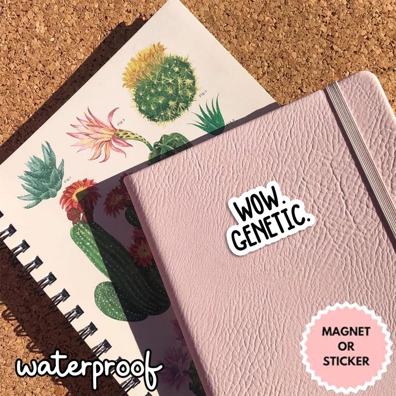 Op de afbeelding: Een roze notitieboek met een witte "WOW. GENETIC." sticker en een notitieboek met botanische illustraties. Een roze cirkel met de tekst "MAGNET OF STICKER" is ook zichtbaar. Het woord "waterproof" staat linksonder.