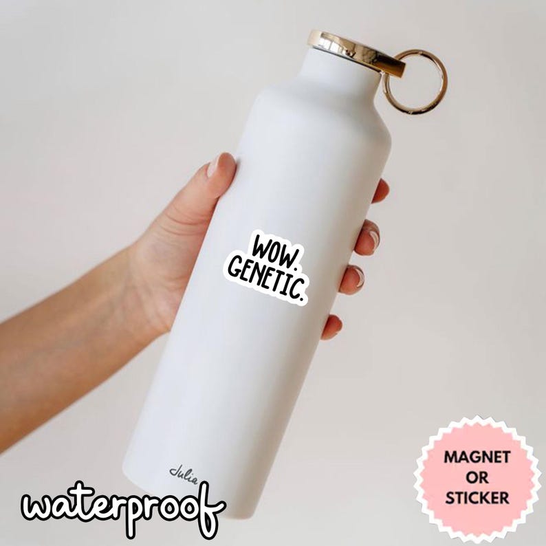 Op de afbeelding: Een witte ge&iuml;soleerde waterfles met een goudkleurige dop en een zwart-witte sticker met de tekst "WOW. GENETIC." Het woord "waterproof" is in cursief geschreven. Een roze sticker zegt "MAGNEET OF STICKER."