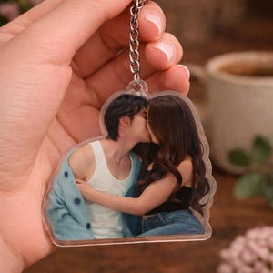 Llaveros acrílicos de XO Kitty, llaveros del equipo Minho, llaveros del equipo Kitty, llaveros de la escena del beso de Minho y Kitty, regalos para fans de XO Kitty