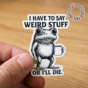 Può includere: Un adesivo bianco con un ranocchio dei cartoni animati che tiene una tazza, stampato in bianco e nero. Il testo dell'adesivo recita: "I HAVE TO SAY WEIRD STUFF OR I'LL DIE." C'è anche un testo che dice "BUY 5 GET 1 STICKER FREE."