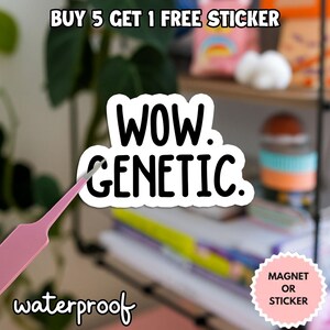 Op de afbeelding: Een witte sticker met de woorden "WOW. GENETIC." in het zwart, met het woord "waterproof" eronder. De sticker wordt vastgehouden door een roze pincet. De sticker is gelabeld "MAGNET OR STICKER". De tekst "BUY 5 GET 1 FREE STICKER" staat bovenaan.