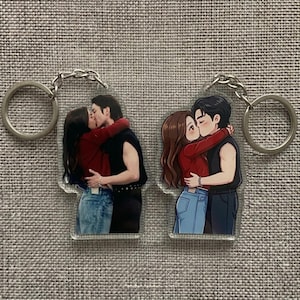 Puede incluir: Un juego de tres tazas de cerámica con un acabado moteado y mate. Las tazas son de color crema, gris claro y gris oscuro. Cada taza tiene un diseño simple y minimalista y un asa redondeada.