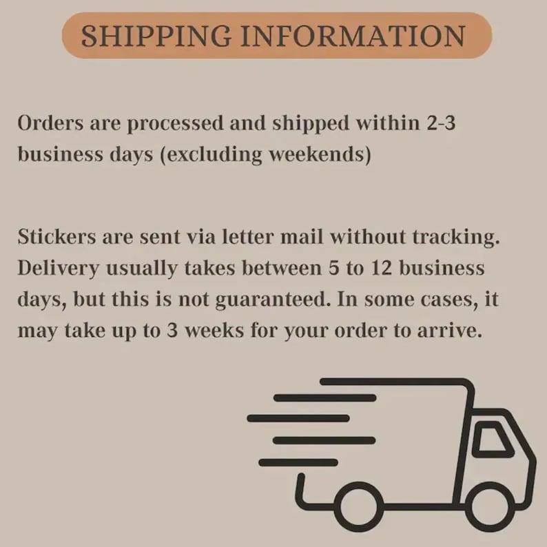 Op de afbeelding: Een beige afbeelding met de tekst "SHIPPING INFORMATION" in een bruine banner. De tekst hieronder beschrijft de verwerking en verzendtijden van bestellingen en de levering van stickers per briefpost. Onderaan staat een zwart-witte vrachtwagenafbeelding.
