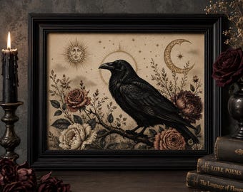 Può includere: Una stampa incorniciata raffigurante un corvo nero appollaiato su un ramo circondato da rose, un sole con un volto e una luna crescente. L'opera è su uno sfondo beige con stelle, racchiusa in una cornice nera con bordo decorativo.