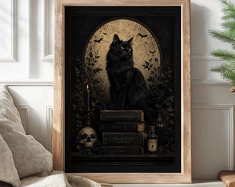 Può includere: Una stampa artistica incorniciata raffigurante un gatto nero seduto su una pila di libri intitolati Book of Shadows, Poe e Black Cats. La scena include un teschio, una candela accesa e una piccola bottiglia con un'etichetta a forma di teschio.