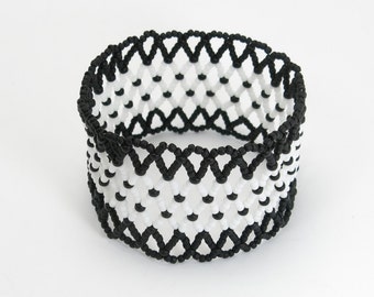 Pulsera elástica tejida a mano con cuentas blancas y negras, joya tipo brazalete