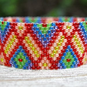 Plaid Rainbow Bracelet realizzato con perline di semi in Handwoven Peyote Stitch