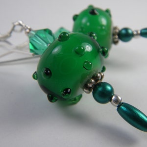 Boucles d’oreilles d’ornement de Noël fabriquées à partir de perles de lampe verte, bijoux de vacances, boucles d’oreilles de la Saint-Patrick, bijoux irlandais, boucles d’oreilles vertes