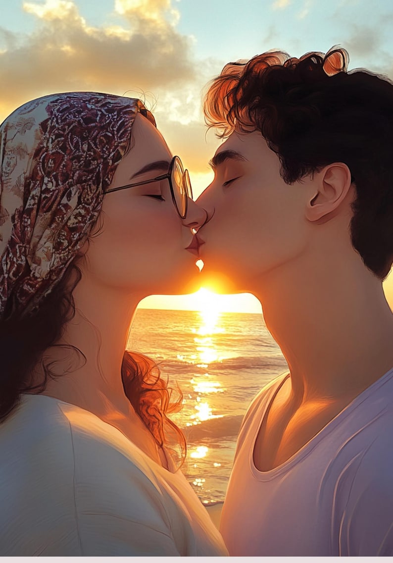 Pu&ograve; includere: Una coppia che si bacia al tramonto su una spiaggia. La donna indossa un foulard e degli occhiali. L'uomo ha i capelli corti e castani. Il cielo &egrave; arancione e rosa.