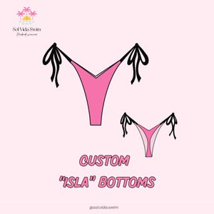 Op de afbeelding: Roze "Isla" bikinibroekjes met zwarte strikdetails. De afbeelding toont twee maten op een lichtroze achtergrond. De tekst "Custom Isla Bottoms" is weergegeven.