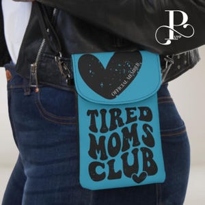 Bolso para teléfono del Club de Mamás Cansadas, con frase divertida, bandolera, de piel vegana, espacioso, con ranuras para tarjetas, un regalo único para el Día de la Madre.