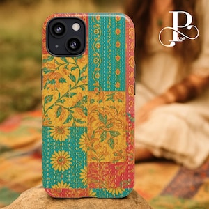 Puede incluir: Funda de teléfono colorida con diseño de patchwork. La funda presenta una mezcla de paneles turquesa, amarillos y rosas con patrones florales y geométricos. Las costuras son visibles, agregando textura. Diseñada para un smartphone.