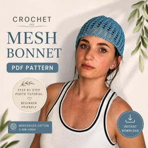 Peut inclure: Un bonnet en crochet bleu avec un motif en maille. L'image contient le texte : CROCHET MESH BONNET PDF PATTERN, STEP BY STEP PHOTO TUTORIAL BEGINNER FRIENDLY, MERCERIZED COTTON 2 MM HOOK, et INSTANT DOWNLOAD avec une icône de téléchargement.