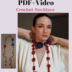 Peut inclure: Un collier au crochet rouge et bleu avec un motif floral. Le collier est présenté sur une personne portant un haut blanc. Le texte "PDF+Vidéo Crochet Necklace" est en haut de l'image.