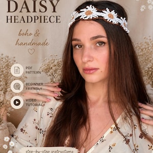 Peut inclure: Un serre-tête crocheté avec des marguerites blanches et marron. L'image contient le texte "CROCHET PATTERN DAISY HEADPIECE boho & handmade". L'image contient également le texte "PDF PATTERN BEGINNER FRIENDLY VIDEO TUTORIAL step-by-step instructions with photos".