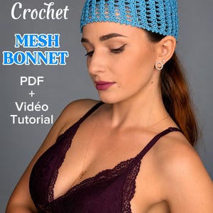 Peut inclure: Un bonnet en maille crochetée bleu vif avec un motif texturé ajouré. L'image contient le texte Crochet MESH BONNET PDF + Vidéo Tutorial, indiquant un patron numérique et un guide vidéo pour réaliser cet accessoire de tête.