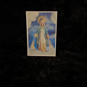 Cartes de prière, commémorations et funérailles holographiques, imprimées en 3D dans les années 1970, Médaille miraculeuse de la Vierge Marie