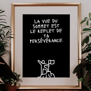 Peut inclure: Affiche de motivation noire et blanche avec un cadre doré. L'affiche représente un bonhomme bâton debout sur un sommet de montagne avec un drapeau. Le texte sur l'affiche est "La vue du sommet est le reflet de ta persévérance."