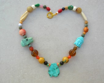 « Pendentif turquoise, vieux cheval turquoise chinois, bouddha en lucite, mélange de perles - cloisonné/verre/os/bois, collier » par SandraDesigns