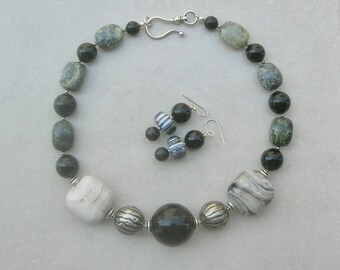 Grandes rocas, cuentas de jaspe cebra natural, plata y lucita negra, pendientes a juego de 45 cm, collar grueso y llamativo de 45 cm, conjunto de SandraDesigns