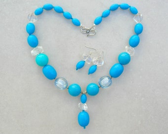 Collar de verano azul lucita y cuarzo de 45 cm (18"), pendientes de lucita azul/transparente con estampado, cristales de cuarzo y pequeñas cuentas de vidrio, de SandraDesigns.