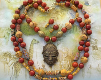 Magnífica máscara africana Baule de latón y antiguas cuentas de comercio africanas, cristal Bodom, collar de colección, conjunto de SandraDesigns