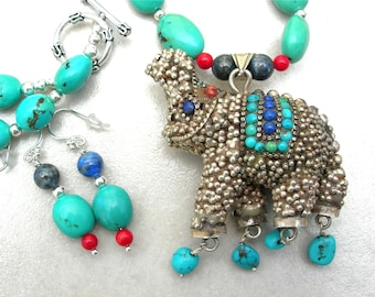 Elefante de circo - Plata, lapislázuli, coral y turquesa; cuentas auténticas de turquesa, coral y lapislázuli. Juego de collar tibetano único de 55 cm de SandraDesigns.