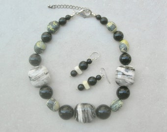 Gargantilla gruesa, jaspe cebra natural y cuentas de lucita negra, 43 cm + extensor de 7,6 cm, pendientes a juego, conjunto de collar llamativo de SandraDesigns