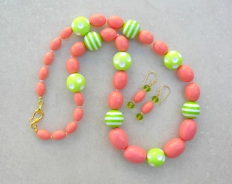 Collar largo de verano color lima y naranja, 63,5 cm (25"), acrílico naranja, resina verde lima, pequeñas cuentas de vidrio naranja, pendientes de cristal, de SandraDesigns