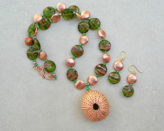 Erizo de mar bañado en cobre, cuentas florentinas de cobre (cepilladas), cuentas de vidrio checo de cobre y verde, collar de 58 cm de SandraDesigns