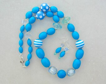 Collar largo de verano de lucita azul y cuarzo de 68,5 cm (27 pulgadas). Lucita azul estampada, lucita transparente color melón, cristal de cuarzo, pendientes a juego. SandraDesigns
