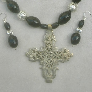 Cruz cristiana copta etíope, cuentas de lucita negra, cuentas de plata con filigrana, pendientes a juego y collar de 53 cm de SandraDesigns.