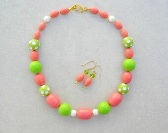 Collar de verano color lima y naranja, 45 cm (18"), acrílico naranja, resina verde lima, coral blanco, pequeñas cuentas de vidrio, pendientes de cristal, SandraDesigns