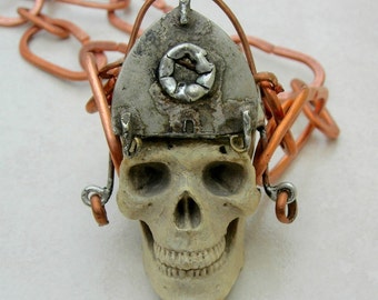 Calavera de guerrero gótico, gorro forjado a mano, cadena de cobre artesanal de 55 cm, collar unisex para Halloween/Día de Muertos de SandraDesigns
