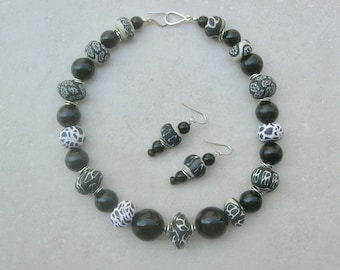 Conjunto de SandraDesigns: cuentas gruesas de arcilla polimérica negras, plateadas y estampadas, plata de ley, pendientes a juego, gargantilla llamativa de 45 cm.