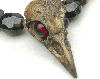 Colgante gótico de calavera de cuervo de resina con cuentas de granate y hueso, Halloween, rarezas y cosas salvajes, collar unisex de 55 cm, juego de SandraDesigns
