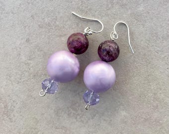 ¡Novedad! Pendientes morados, jade, cristal, perlas de imitación, ganchos de plata de ley, 4,4 cm de largo. Pendientes artesanales de SandraDesigns.