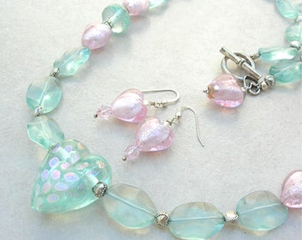Corazón de cristal de Murano color aguamarina pálido, cuentas de aguamarina, vidrio rosa y pequeños corazones de plata, aretes de corazón, regalo de San Valentín de 58 cm, set de SandraDesigns