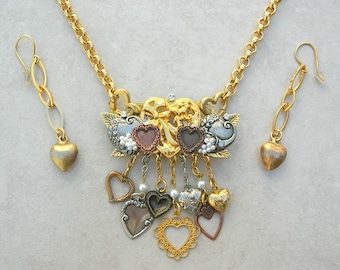 Muchos corazones amorosos: broche de corazón dorado desmontable, cadena dorada de 53 cm. Se puede usar el broche o la cadena por separado. Conjunto de collar versátil de SandraDesigns.