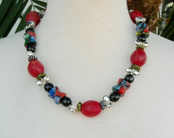 Conjunto de collar de 50 cm, mezcla cultural en rojo y negro, 6 cuentas de vidrio millefiori con forma de cara, campanas indias, antiguas cuentas africanas con forma de huevo y coral negro excepcional. SandraDesigns