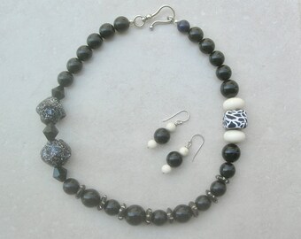 Conjunto de collar grueso de 19" con cuentas de arcilla polimérica estampadas, de hueso, vidrio y negro llamativo, rondelles de hueso africano