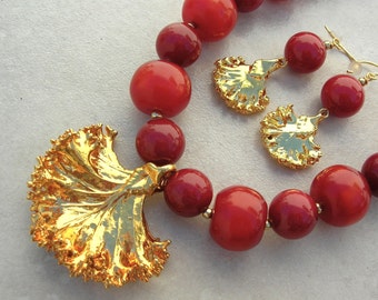 Sorpresa de Otoño, Hojas de Col Rizada (Col Rizada) de Oro Real, Galvanizado en Oro, Cuentas de Resina Carmesí y Jade, Collar de 48 cm, Conjunto de SandraDesigns