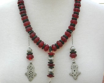 Antikes äthiopisches Kreuz und Davidstern Anhänger, 2 neue koptische Kreuze, alte rote Vaseline Perlen, ethnisches Statement Halskette Set von SandraDesigns