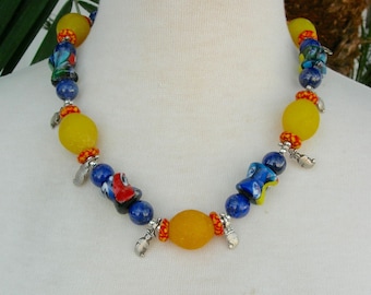 Conjunto de collar de 50 cm con mezcla cultural en amarillo y azul, 5 cuentas africanas con forma de huevo, 6 cuentas millefiori con caras, dijes de cachemira de la India, de SandraDesigns.