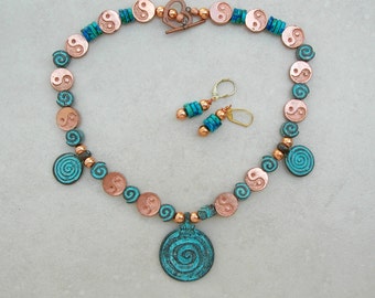 Espiral de la Vida de Cobre, Cuentas de Cobre y Cerámica Patinadas, Cuentas Yin-Yang de Cobre, Discos de Turquesa, Aretes, Collar de 38 cm, Conjunto de SandraDesigns