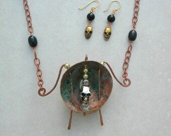 El Nigromante, Calavera Focal y Dijes, Colgante y Cierre de Cobre Forjado a Mano, Cadena de Cobre de 53 cm, Aretes de Calavera, Conjunto Unisex de SandraDesigns