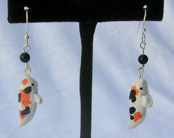 Jolies boucles d'oreilles japonaises koï, petites perles d'onyx noir, fils d'oreilles en argent sterling, boucles d'oreilles fabriquées à la main, par SandraDesigns