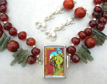 Cierre de plata de ley con sello de elefante africano, cianita verde, cuentas de cornalina y resina color vino. Pendientes de elefante, collar de 43 cm de SandraDesigns.