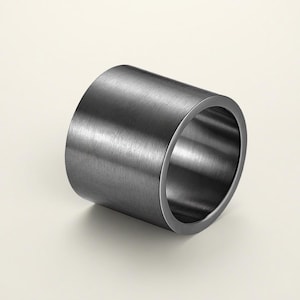 Op de afbeelding: Een rustiek houten bord met de tekst "Welcome to our home" in witte letters. Het bord heeft een verweerde afwerking en een eenvoudig, uitnodigend ontwerp, perfect voor voordeurdecoratie.